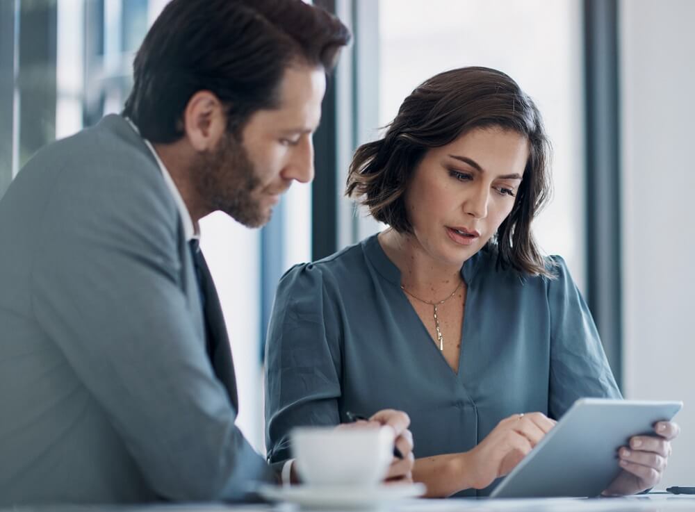 Business man and woman in discussions on investment opportunities for b2b collaboration